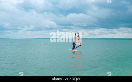 Mädchen im Meer lernen, auf einem Segelboot zu segeln. Stockfoto