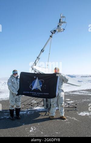 Das Special Operations Command NORTH (SOCNORTH) und die 10th Special Forces Group (Airborne) führten eine Übung über dem Polarkreis durch, um Techniken bei extremen kalten Wetterbedingungen zu validieren. Die Übung umfasste militärische Freifalleinsätze, Seeoperationen unter 7 Fuß Eis und andere Schnelleinführungstaktiken. Zwei US Space Force Guardians waren ebenfalls da, um All-Domain-Bewusstsein zu schaffen. Stockfoto