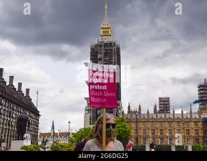 London, Großbritannien. Juli 2021. Kill the Bill Demonstranten versammelten sich auf dem Parliament Square, um gegen das Gesetz über Polizei, Kriminalität, Verurteilung und Gerichte zu protestieren, von dem viele sagen, dass es der Polizei mehr Befugnisse gegenüber Protesten in Großbritannien geben würde. (Kredit: Vuk Valcic / Alamy Live News) Stockfoto