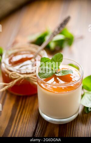 Hausgemachter Joghurt in einem Glas und mit Marmelade Stockfoto