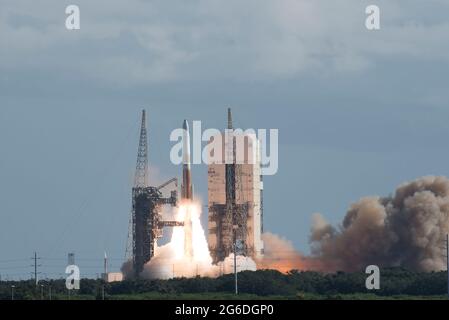 Die Magellan-Rakete Delta IV GPS III der United Launch Alliance startete vom Cape Canaveral Air Force Station, Florida, 22. August 2019. Der GPS-III wurde vom Space Launch Complex-37 abgehoben und stellt den nächsten Schritt zur Modernisierung des Navigationsnetzes weltweit mit einer neuen Satellitengeneration dar, um eine verbesserte Genauigkeit, bessere Ausfallsicherheit und ein neues Signal für zivile Nutzer zu bieten. (USA Luftwaffenfoto von Airman 1st Class Dalton Williams) Stockfoto