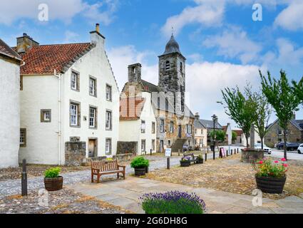 Blick auf das Culross Town House im schottischen Dorf Culross, Fife, Schottland, Großbritannien Stockfoto