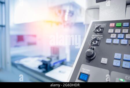 Bedienfeld der CNC-Maschine in der Fabrik Etage, um Metall Detail Produktion mit Sonnenlicht zu bekommen. Stockfoto