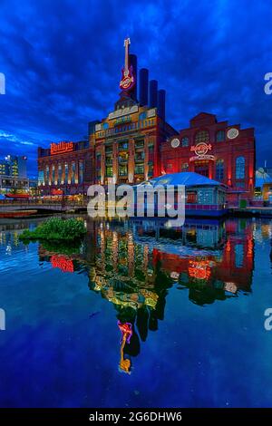 Das Kraftwerk der United Railways & Electric Company am Pier 4 beherbergt jetzt Phillips Seafood und Hard Rock Cafe im Binnenhafen von Baltimore. Stockfoto