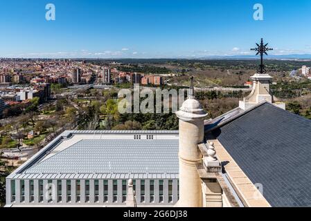 Luftaufnahme der Casa de Campo und des Carabanchel Viertels in Madrid von der Almudena Kathedrale. Stadtbild von Madrid Stockfoto