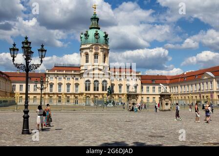 Schloss Charlottenburg mit einer Friedrich-Wilhelm-I-Statue im Vorhof, Berlin, Deutschland Stockfoto