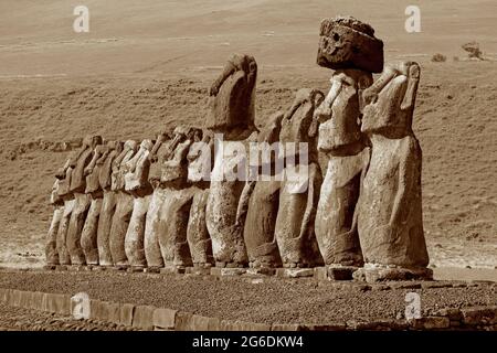 Sepia-Bild der ikonischen Moai-Statuen von Ahu Tongariki Feierliche Plattform auf der Osterinsel, Chile, Südamerika Stockfoto
