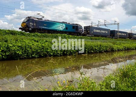 Eine Lokomotive der Baureihe 88, die einen freightliner-Zug entlang des Oxford-Kanals in Ansty, Warwickshire, Großbritannien, zieht Stockfoto
