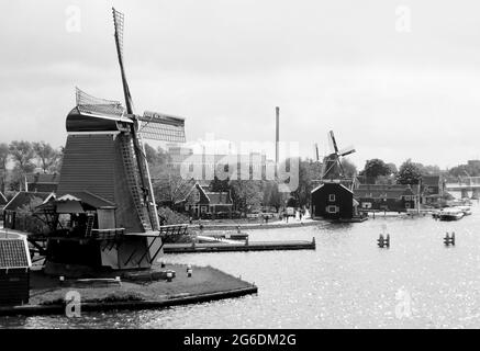 Monochromes Bild von gut erhaltenen traditionellen niederländischen Windmühlen in Zaanse Schans, Zaandam, Niederlande Stockfoto