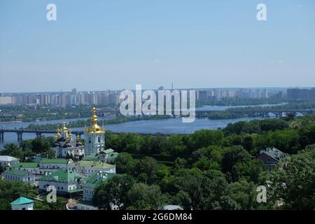 Dnjepr Fluss und Panoramablick auf Kiew Stadt vom Großen Lavra Belltower. Stockfoto
