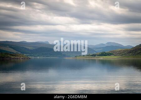 Eine HDR-Aufnahme mit 3 Aufnahmen von Loch Broom, aufgenommen an Bord von Loch Seaforth, auf der Isle of Lewis, Äußere Hebriden, Schottland, nach Stornoway. 19. Juni 2021 Stockfoto