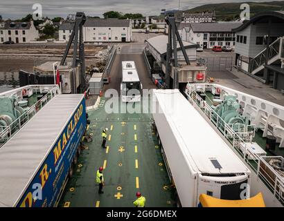 Eine 3-Aufnahme HDR-Aufnahme der kaledonischen MacBrayne-Fähre „Loch Seaforth“, die in Ullapool nach Stornoway, Isle of Lewis, Schottland, geladen wurde. 19. Juni 2021 Stockfoto