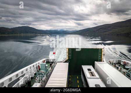 Eine HDR-Aufnahme aus dem Jahr 3 von der kaledonischen MacBrayne-Fähre „Loch Seaforth“, die Ullapool nach Stornoway, Isle of Lewis, Schottland, verlässt. 19. Juni 2021 Stockfoto