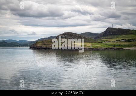 Ein 3-geschossiges HDR-Bild von Rudhacadail, dem Point of the Sleepy People, und seinem Leuchtturm, der Ullapool in Richtung Stornoway, Schottland, verlässt. 19. Juni 2021 Stockfoto