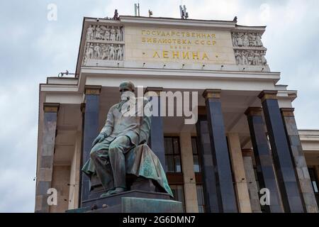 Das Denkmal dem Schriftsteller Dostojewski in Moskau. Auf dem Gebäude befindet sich eine Inschrift in russischer Sprache, was bedeutet, dass die Staatsbibliothek der UdSSR benannt ist Stockfoto