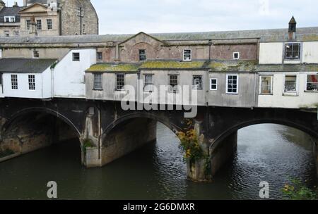 Eine Rückansicht der Geschäfte an der Pultney Bridge über den Fluss Avon im Zentrum von Bath, Somerset.UK Stockfoto