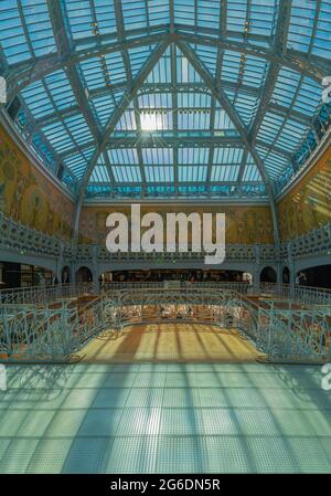 Paris, Frankreich - 07 02 2021: Kaufhaus La Samaritaine. Innenansicht des Gebäudes Stockfoto