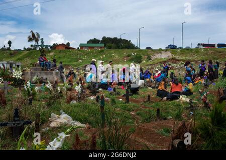 San Juan Chamula, Mexiko - 11. Mai 2014: Tzotzil-Leute versammeln sich auf dem Friedhof in der Stadt San Juan Chamula in Chiapas, Mexiko. Stockfoto