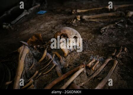 Altes menschliches Skelett im alten Grab bei archäologischen Ausgrabungen. Stockfoto