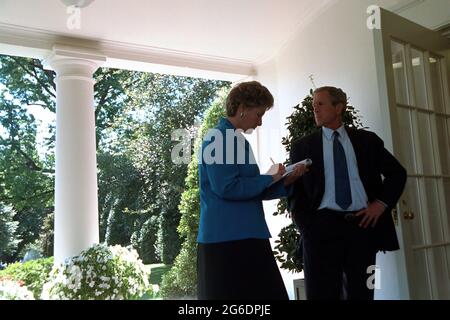 Präsident George W. Bush konferiert mit Karen Hughes Mittwoch, Sept. 12, 2001 Auf dem Weißen Haus Kolonnade. Foto von Eric Draper, mit freundlicher Genehmigung des George W. Bush Presidential Library Stockfoto