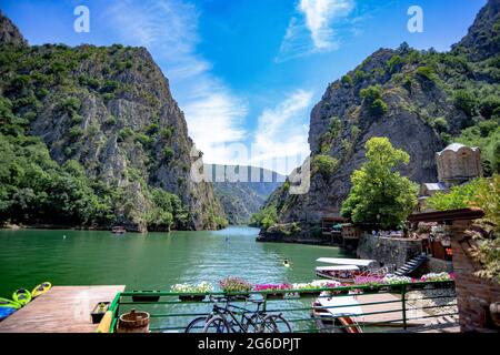 Canyon Matka in Nordmakedonien schöne Aussicht mit Felsen, See, Bäumen und buntem Hintergrund Stockfoto