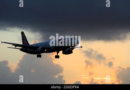 salvador, bahia, brasilien - 11. februar 2017: Airbus-Flugzeuge von Tam Linhas Areas werden beim Anflug auf den Flughafen von Salvador City gesehen. *** Lo Stockfoto