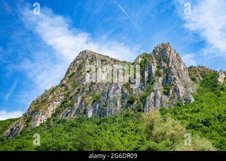 Canyon Matka in Nord-Mazedonien schöne Aussicht mit Felsen, Bäumen und buntem Hintergrund Stockfoto