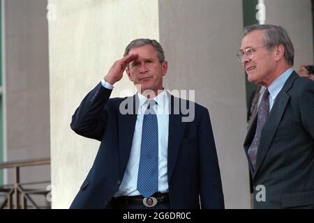 Präsident George W. Bush begrüßt Mittwoch, Sept. 12, 2001, als er aus dem Pentagon mit Verteidigungsminister Donald Rumsfeld. Foto von Eric Draper, mit freundlicher Genehmigung des George W. Bush Presidential Library Stockfoto