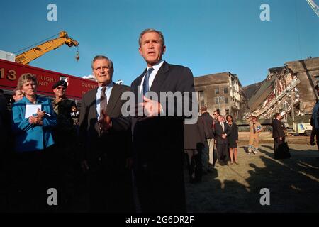 Präsident George W. Bush liefert Erläuterungen vor der beschädigte Pentagon Mittwoch, Sept. 12, 2001 in Arlington, Virginia. Der Präsident von Karen Hughes, Berater des Präsidenten, und Verteidigungsminister Donald Rumsfeld begleitet wird. Foto von Eric Draper, mit freundlicher Genehmigung des George W. Bush Presidential Library Stockfoto