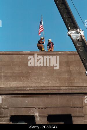 Notfall entfalten die amerikanische Flagge auf dem Dach des Pentagon in Arlington, Virginia. Mittwoch, Sept. 12, 2001, während der Präsident besuchen. Foto von Paul Morse, mit freundlicher Genehmigung des George W. Bush Presidential Library Stockfoto