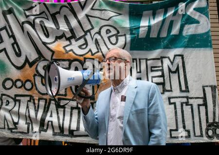 LONDON, ENGLAND, 05 2021. JULI, ehemaliger Labour-Führer Jeremy Corbyn bei der Kundgebung gegen Privatisierung und NHS-Gehaltserhöhung vor dem Londoner Gesundheitsministerium Kredit: Lucy North/Alamy Live News Stockfoto