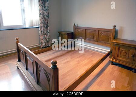 Antikes Holzbettgestell, altes und Vintage-Design. Holzbett im Schlafzimmer Stockfoto