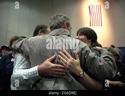 Präsident George W. Bush Konsolen Familien von Opfern des Terroranschlags Freitag, Sept. 14, 2001, bei einem Besuch in New York City. Foto von Eric Draper, mit freundlicher Genehmigung des George W. Bush Presidential Library Stockfoto