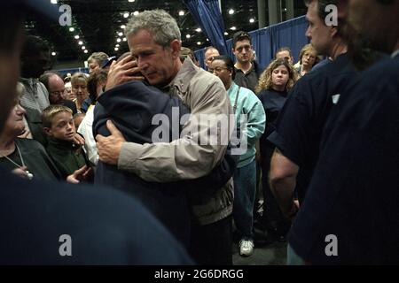 Präsident George W. Bush Konsolen Familien von Opfern des Terroranschlags Freitag, Sept. 14, 2001, bei einem Besuch in New York City. Foto von Eric Draper, mit freundlicher Genehmigung des George W. Bush Presidential Library Stockfoto