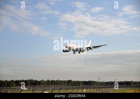 4. Juli 2021 - Moskau, Russland: Das Flugzeug IL-96 des Verteidigungsministeriums der Russischen Föderation am Himmel über dem Flughafen Wnukowo in Moskau. Stockfoto