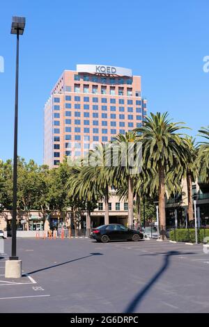 Das KQED-Gebäude in der Innenstadt von San Jose, 50 West San Fernando Street, San Jose, Kalifornien; die Radio- und Fernsehsender sind im Silicon Valley zu Hause. Stockfoto