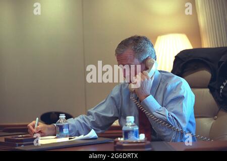 Präsident George W. Bush hat sich am Dienstag, den 11. September 2001, telefonisch mit Mitarbeitern von seinem Büro an Bord der Air Force One während des Fluges von der US-amerikanischen Luftwaffenbasis Barksdale in Verbindung gesetzt. Foto von Eric Draper, Courtesy of the George W. Bush Presidential Library Stockfoto