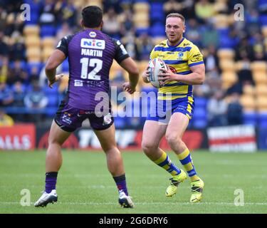 Warrington, Großbritannien. Juli 2021. Mike Cooper (10) von Warrington Wolves vor Rhyse Martin (12) von Leeds Rhinos in Warrington, Großbritannien am 7/5/2021. (Foto von Richard Long/ RL Photography/News Images/Sipa USA) Quelle: SIPA USA/Alamy Live News Stockfoto