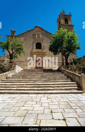 Spanien, Extremadura, Provinz Cáceres, Valencia de Alcantara. Kirche Nuestra Señora de Rocamador (Unsere Liebe Frau von Rocamador). Es wurde im 15. Jahrhundert errichtet und war im Oktober 1497 der Ort für die Hochzeit zwischen dem König von Portugal, Don Manuel, dem Glücklichen, und Doña Isabel, der Tochter der Katholischen Könige, die von der Königin besucht wurde. Die heutige Kirche wurde 1546 erbaut, wurde aber 1664 nach dem Krieg zwischen Spanien und Portugal schwer beschädigt. Ende des 17. Jahrhunderts wurde es wieder aufgebaut. Stockfoto