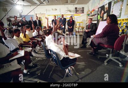 Präsident George W. Bush nimmt an einer Lesedemonstration am Dienstag, dem 11. September 2001, in der Emma E. Booker Elementary School in Kaasota, Florida Teil. Foto von Eric Draper, Courtesy of the George W. Bush Presidential Library Stockfoto