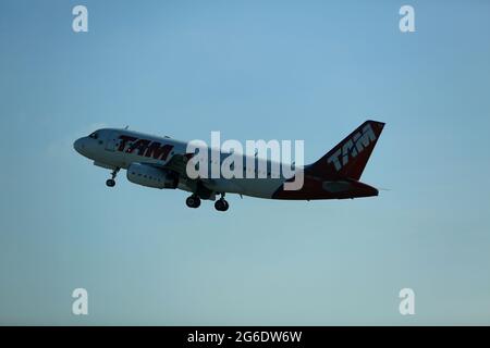 salvador, bahia, brasilien - 11. februar 2017: Airbus-Flugzeuge von Tam Linhas Areas werden beim Anflug auf den Flughafen von Salvador City gesehen. *** Lo Stockfoto