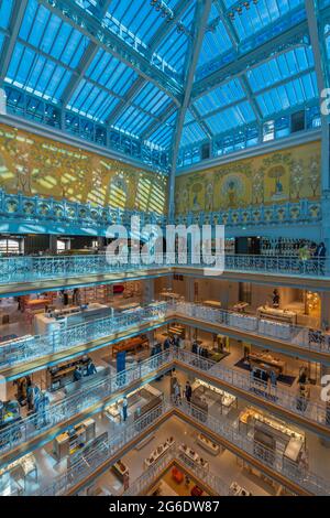 Paris, Frankreich - 07 02 2021: Kaufhaus La Samaritaine. Innenansicht des Gebäudes Stockfoto