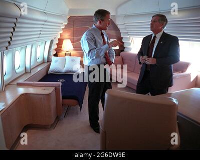 Präsident George W. Bush gibt am Dienstag, den 11. September 2001, in der Staatskammer des Präsidenten an Bord der Air Force One den Stabschef des Weißen Hauses, Andy Card, bekannt. Foto von Eric Draper, Courtesy of the George W. Bush Presidential Library Stockfoto