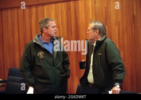 Präsident George W. Bush spricht mit Verteidigungsminister Donald Rumsfeld am Samstag, 15. September 2001, während einer Pause von einer Sitzung des nationalen Sicherheitsrates im Camp David in Thurmont, Foto von Eric Draper, Mit Freundlicher Genehmigung der George W. Bush Presidential Library Stockfoto