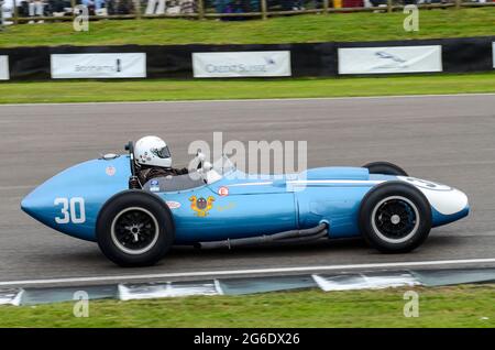 Scarab Offenhauser klassischer Oldtimer-Rennwagen, der bei der Richmond Trophy beim historischen Goodwood Revival Event in Großbritannien teilnimmt. Angetrieben von Julian Bronson Stockfoto