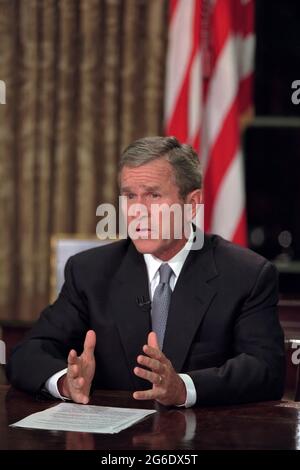 Präsident George W. Bush hält am Dienstag, den 11. September 2001, seine Rede vom Oval Office vor der Nation. Foto von Paul Morse, mit freundlicher Genehmigung der George W. Bush Presidential Library Stockfoto