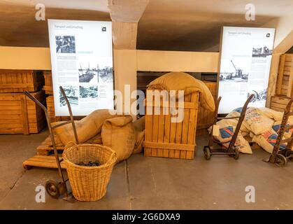 Museum der Deutschen Binnenschifffahrt, im ehemaligen Hallenbad Ruhrort, in Duisburg, NRW, Deutschland Stockfoto