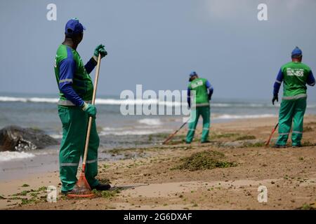 salvador, bahia, brasilien - 20. oktober 2019: Reinigungsmittel extrahieren Öl vom Strand von Pituba in der Stadt Salvador. Der Standort war von einem Öl-spi betroffen Stockfoto
