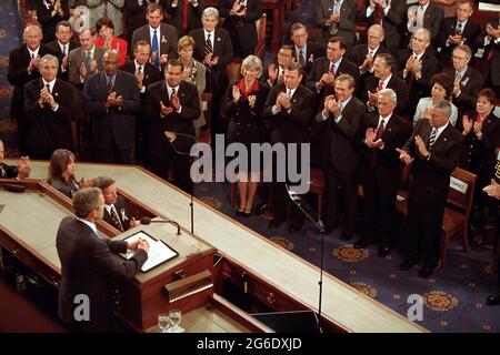 Präsident George W. Bush hält eine Rede zu den Terroranschlägen vom 11. September auf die Vereinigten Staaten auf einer gemeinsamen Sitzung des Kongresses am Donnerstag, den 20. September 2001, im US-Kapitol. Foto von Paul Morse, mit freundlicher Genehmigung der George W. Bush Presidential Library Stockfoto