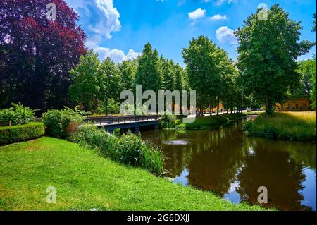 Potsdam, 3. Juli 2021: Idyllische Kulisse im Schlossgarten von Sanssouci mit Bäumen und Wasser an einem sonnigen Tag. Stockfoto